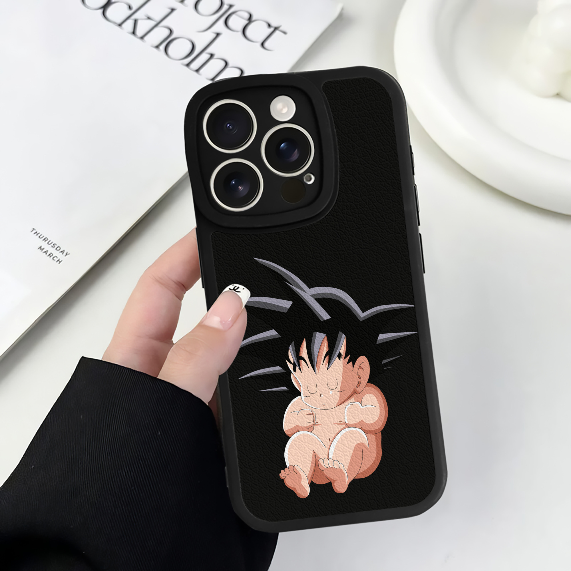（画像用） ドラゴンボール 孫悟空（そん ごくう）Son Goku カカロット DRAGON BALL Kakarotto 【iPhone 16シリーズ対応】シリコンスマホケース（レザー調） 材質：シリコン